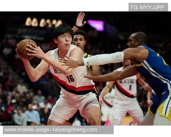 杨瀚森精彩单挑尤班克斯背运转身连招引发观众热烈反响 杨瀚森精彩单挑尤班克斯背运转身连招引发观众热烈反响