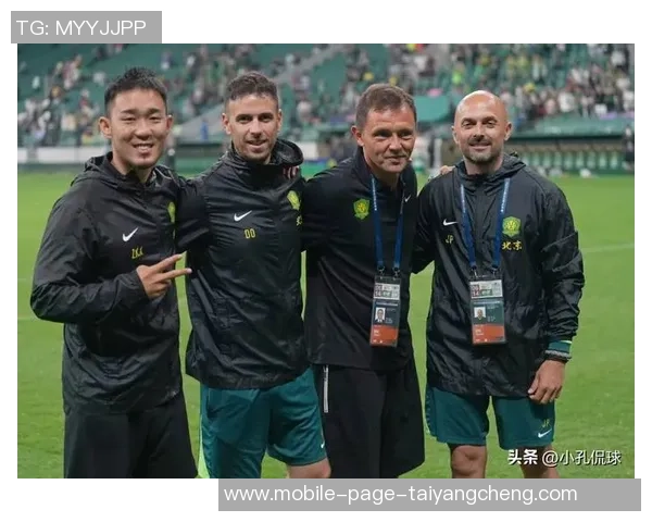 前国安主帅塞蒂恩亲临拉帕比赛现场与赫塞比埃拉等球星亲密合影